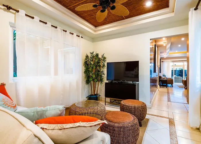 Luxury 3br Appt, Center, 2 Min To Beach, Hi-speed Wifi *