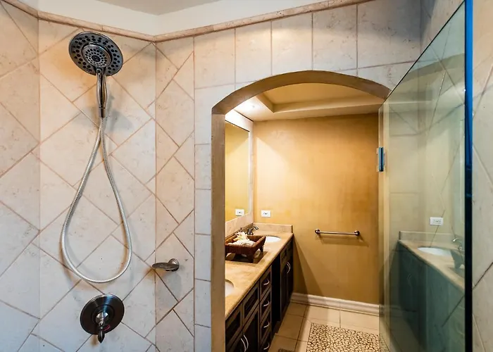 Luxury 3br Appt, Center, 2 Min To Beach, Hi-speed Wifi