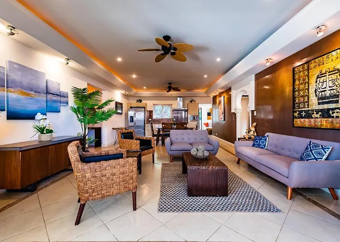 Luxury 3br Appt, Center, 2 Min To Beach, Hi-speed Wifi Tamarindo